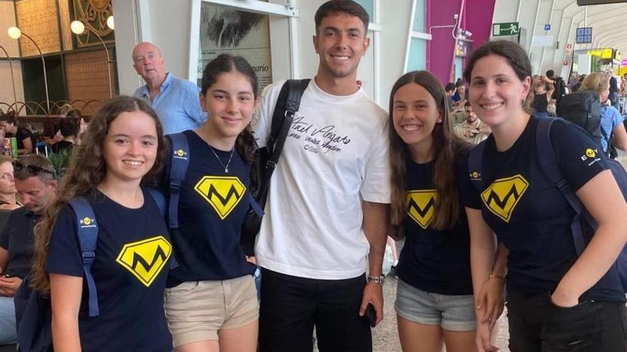 Martin Zubimendi at the airport with a group of students travelling to England