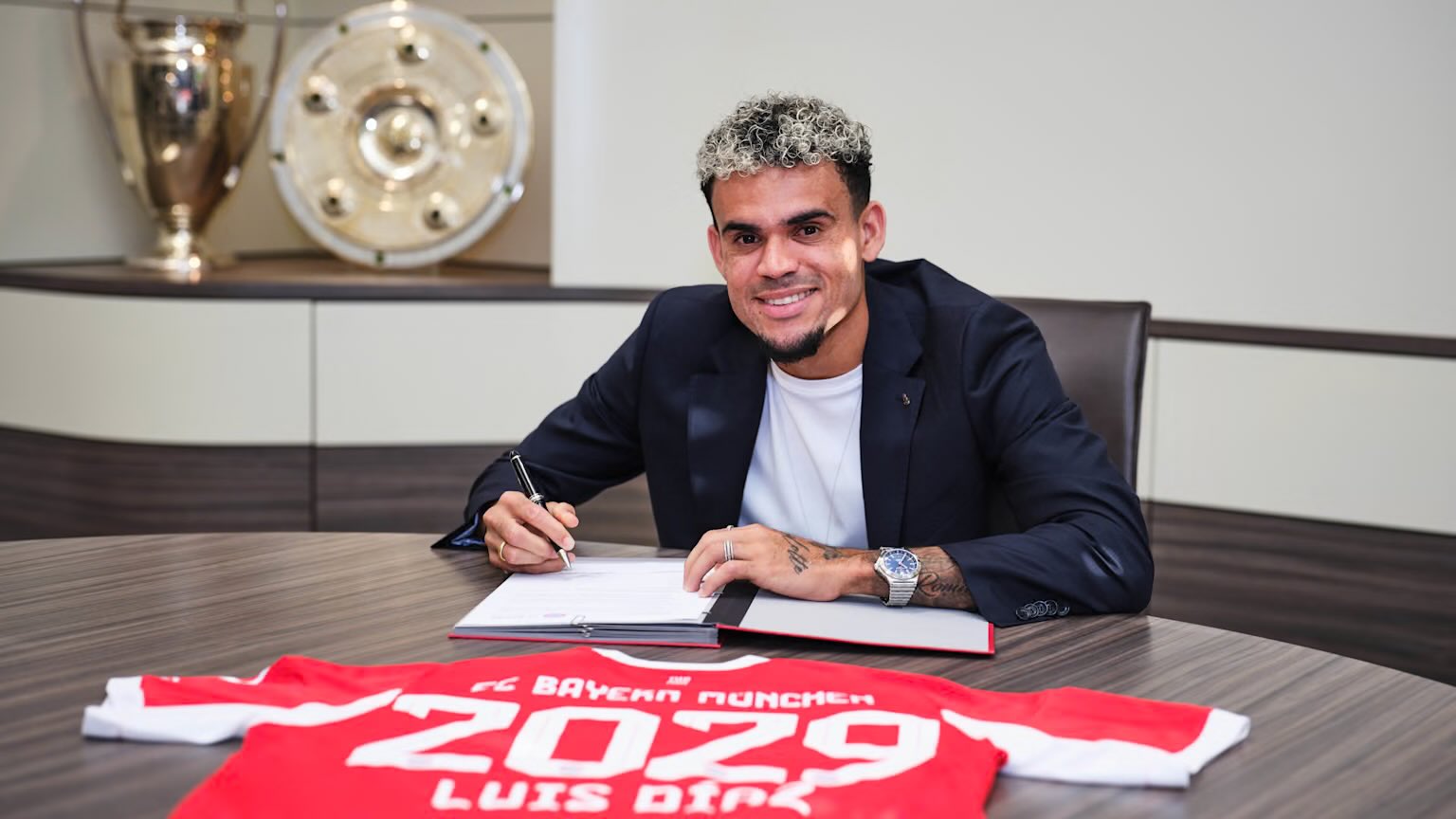 Diaz pens emotional words as he leaves Liverpool for Bayern Munich 23 Diaz