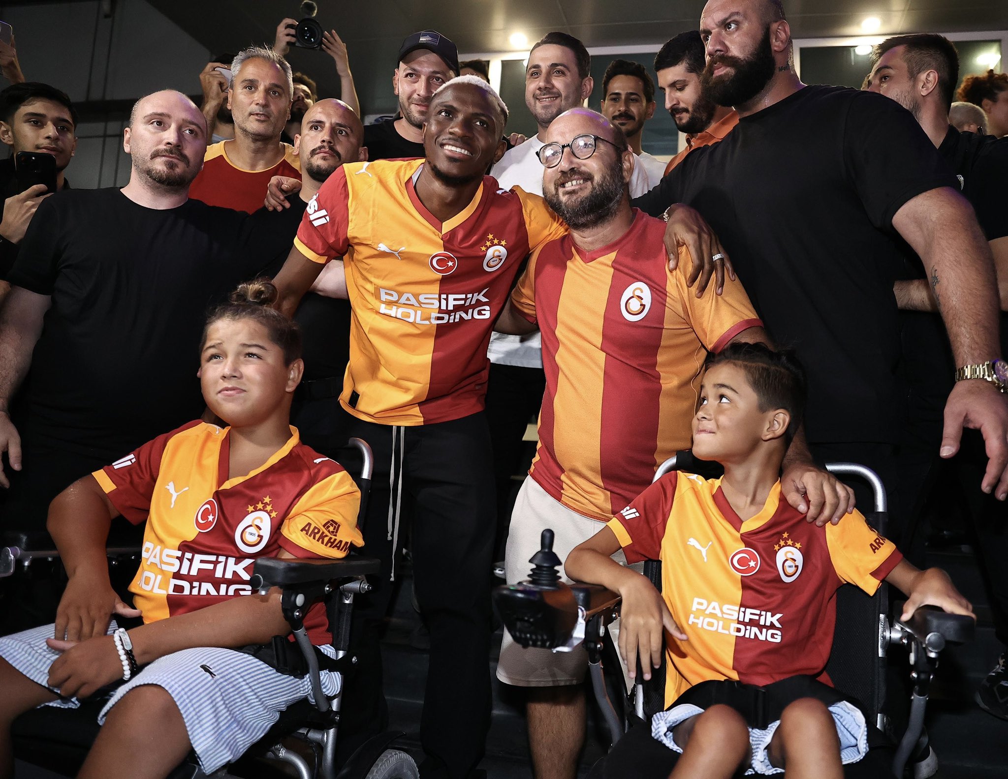 “Second coming” – Osimhen greeted by large crowd as he returns to Istanbul for new Galatasaray deal