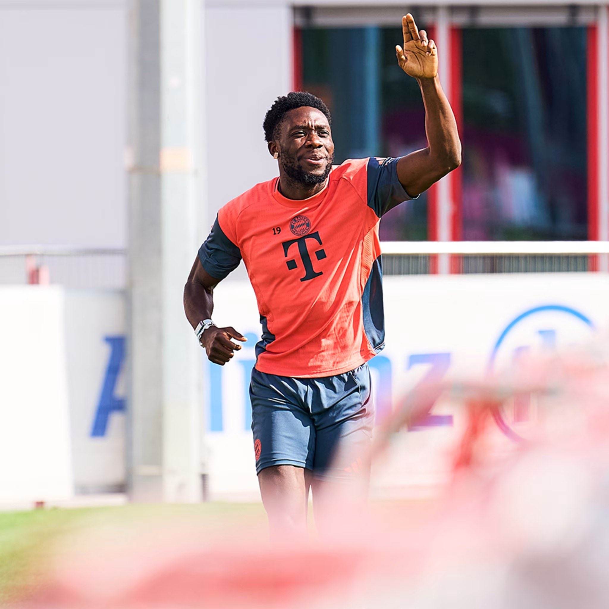 "I'm feeling better" - Davies says as he returns to Bayern training 23 20250731 150954