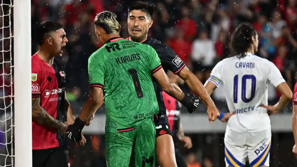 Keylor Navas celebrates after blocking a penalty kick to Edinson Cavani (Photo Credit: Getty)