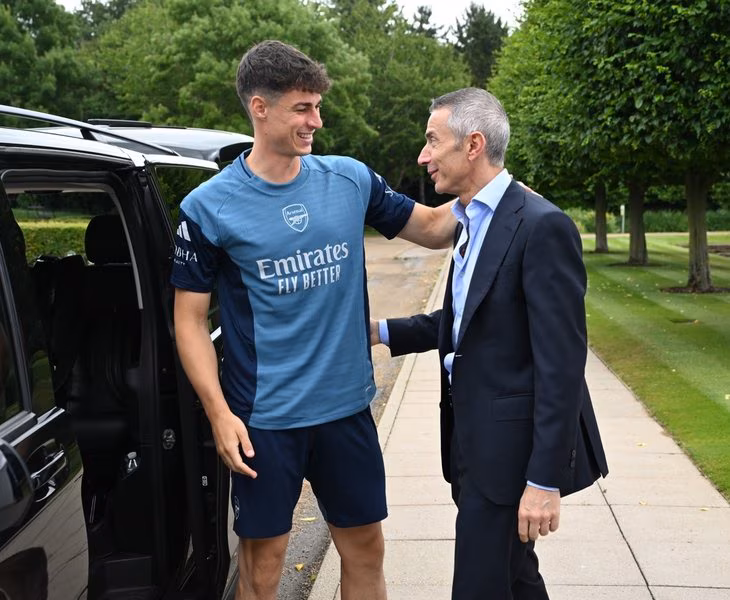Kepa Arrizabalaga with Andrea Berta (Photo Credit: Arsenal media)