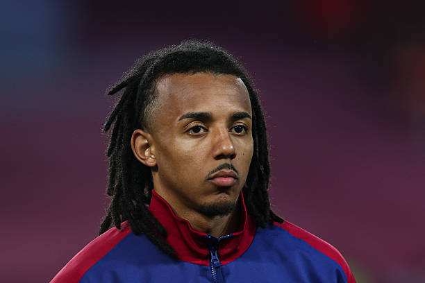 Jules Koundé Commits to Barcelona Until 2030 Despite Interest from Manchester City
