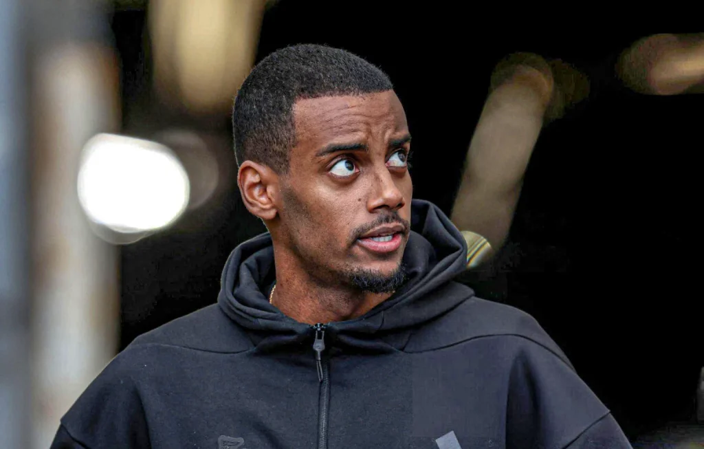Alexander Isak returns to training with Newcastle