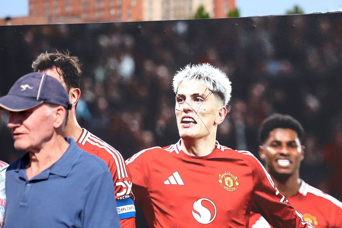 Garnacho’s Portrait Outside Old Trafford Vandalised as Chelsea Move Nears
