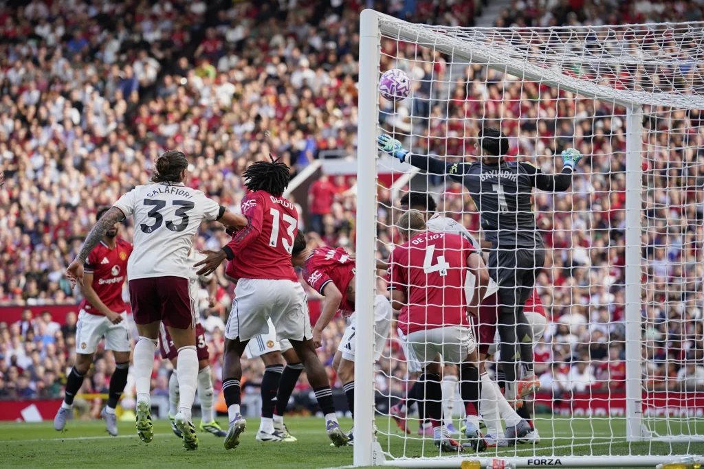 United goalkeeper Altay Bayindir tries to reach the ball before Arsenal's Calafiori scored his sides first goal (Photo Credit: Getty)