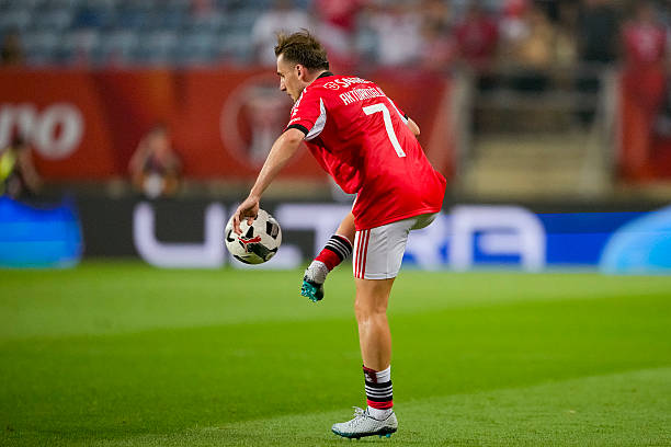 Fenerbahçe Pushes Benfica for Aktürkoğlu Deal, Eye Trossard and Bissouma as Backups 23 Benfica