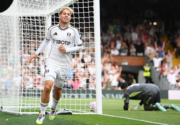 Fernandes Misses Penalty as Fulham Fight Back to Hold Manchester United 1-1 3306 Fulham