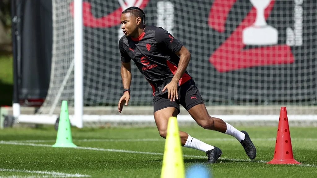 AC Milan's new signing Christopher Nkunku practising in the Italian club outfit. (Milan media).