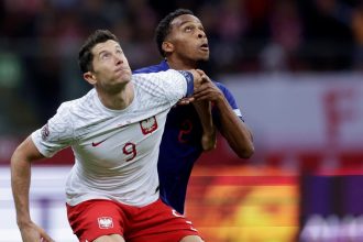 Polish superstar Robert Lewandowski duels with Jurriën Timber. (Photo Credit: Netherlands Football Media)