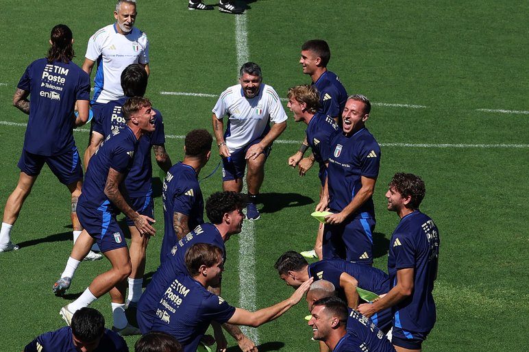Gatuso and his players during one of their training sessions at the Coverciano this week. (Credit: @Azzurri_En)