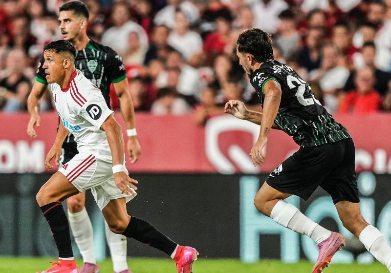 Sevilla played a 2-2 draw with Elche. (Photo credit: @SevillaFC).