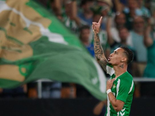 Antony scores a late-minute equaliser to keep Betis unbeaten at home. (Credit:
