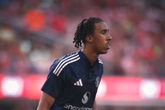 Leny Yoro (Credit: @ManUtd on X).