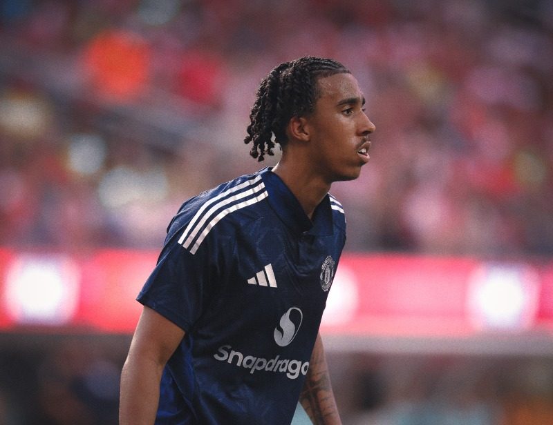 Leny Yoro (Credit: @ManUtd on X).