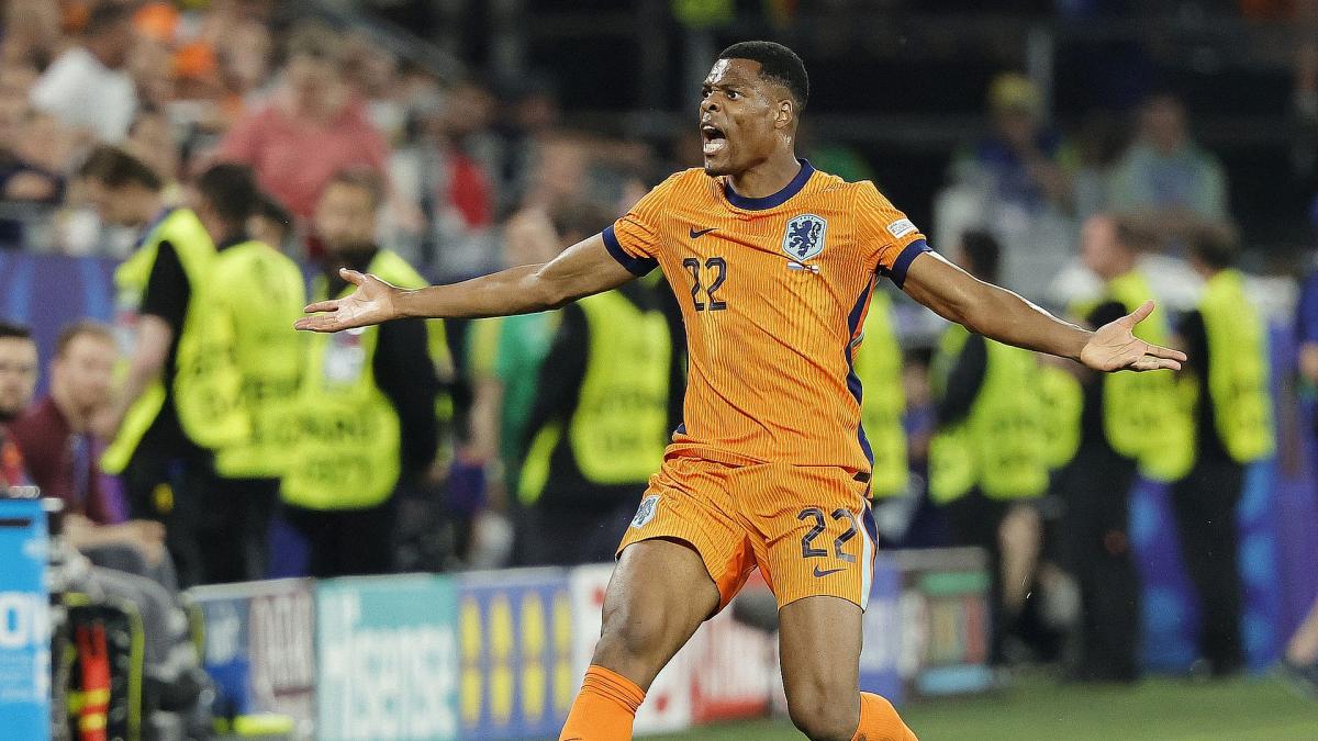 Denzel Dumfries declares interest in moving to Premier League