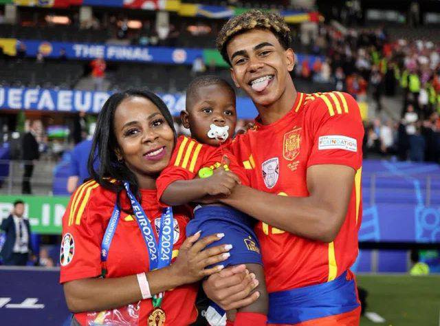 Lamine Yamal and his mum (Photo Credit: Fabrizio Romano via Fcebook)