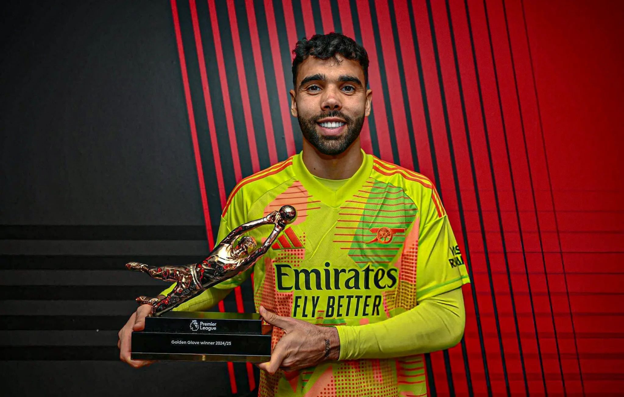 David Raya with the 2024/25 golden glove award (Photo Credit: Arsenal website)