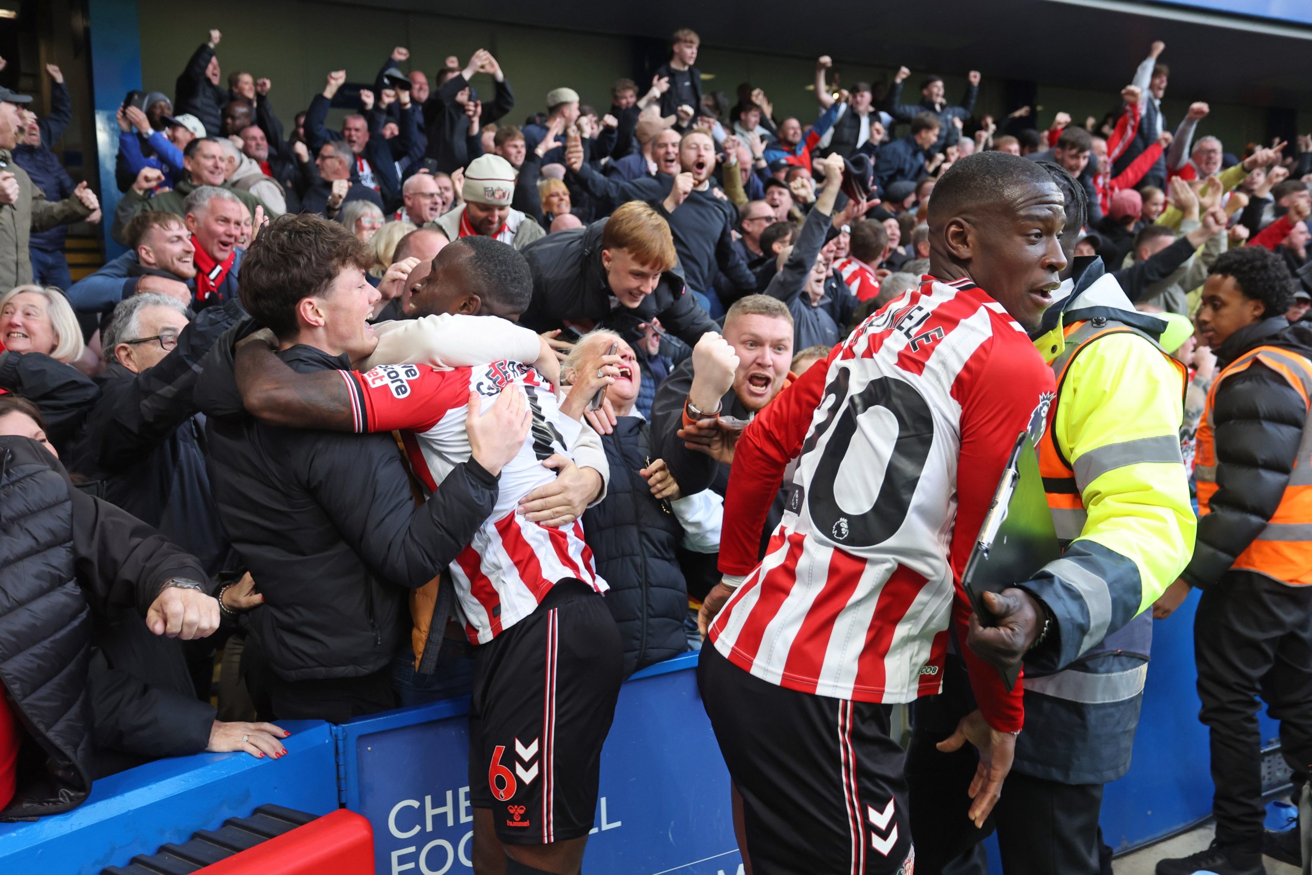 Sunderland players celebrate with fans after wining against Chelsea (Photo Credit: Sunderland X handle)