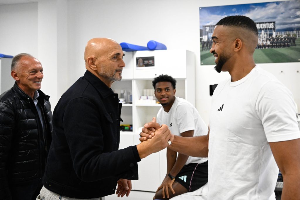 Luciano Spalletti signs for Juventus (Photo credit: Juve via X)