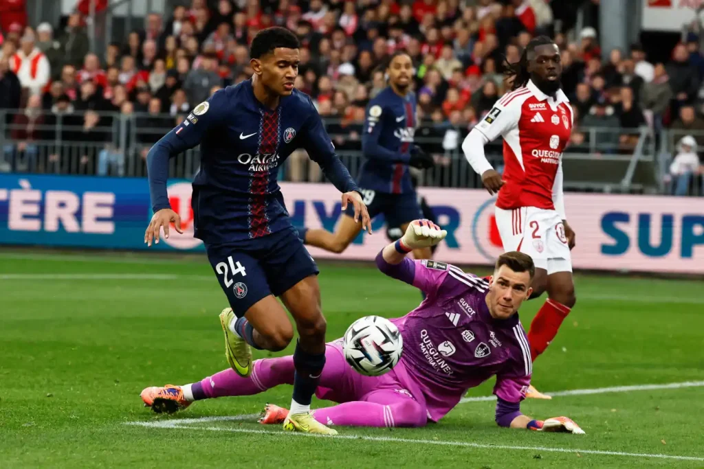 Senny Mayulu dribbles past Brest goalkeeper Radoslaw Majecki (Photo Credit: Paris Media)