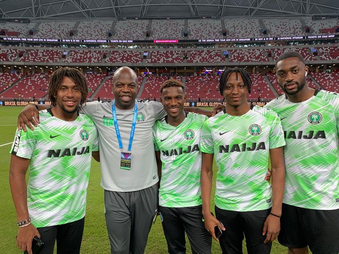 Tunde-Adelakun-with-Super-Eagles-players-before-the-Brazil-friendly (Photo Credit: Tunde Adelakun Instagram page)
