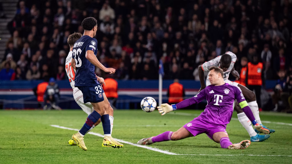 Manuel Neuer defends (Photo Credit: Bayern Media)