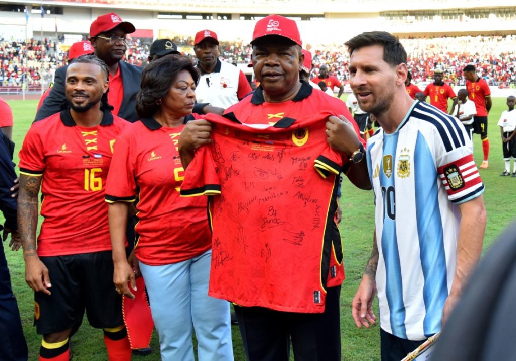 Leo Messi received a special jersey from Angolan president João Lourenço in celebration of Angola’s 50th year of independence. (Photo Credit: Angola Media).
