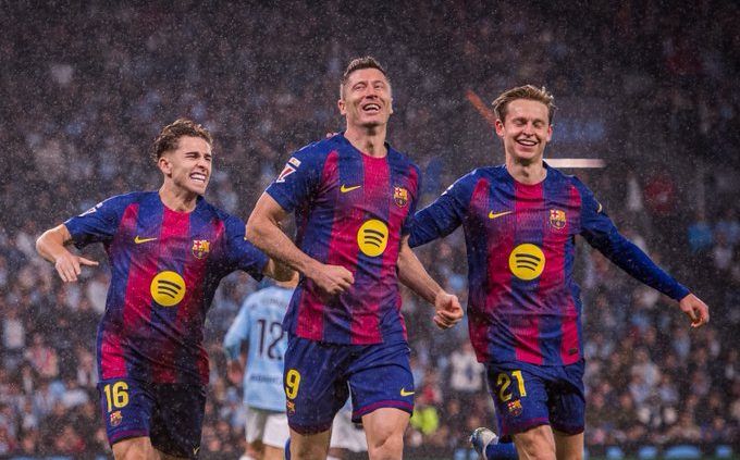 Lewandowski celebrates with his teammates (Photo Credit: Barca via X)