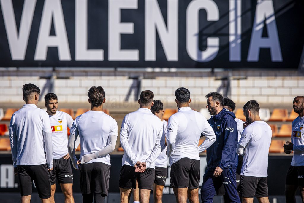 Coach Carlos Corberán and his Valencia players (Photo Credit Valencia via X)
