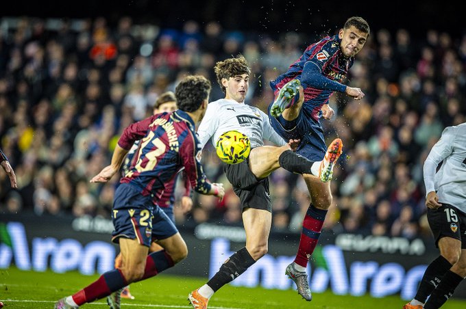 Valencia and Levante players (Photo Credit: Valencia via X)