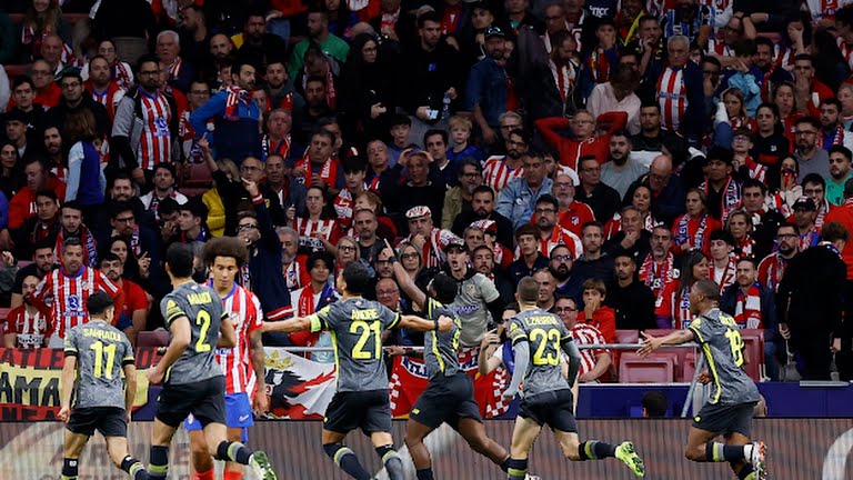 Lille's Jonathan David celebrates scoring their third goal with teammates - Photo Credit : REUTERS