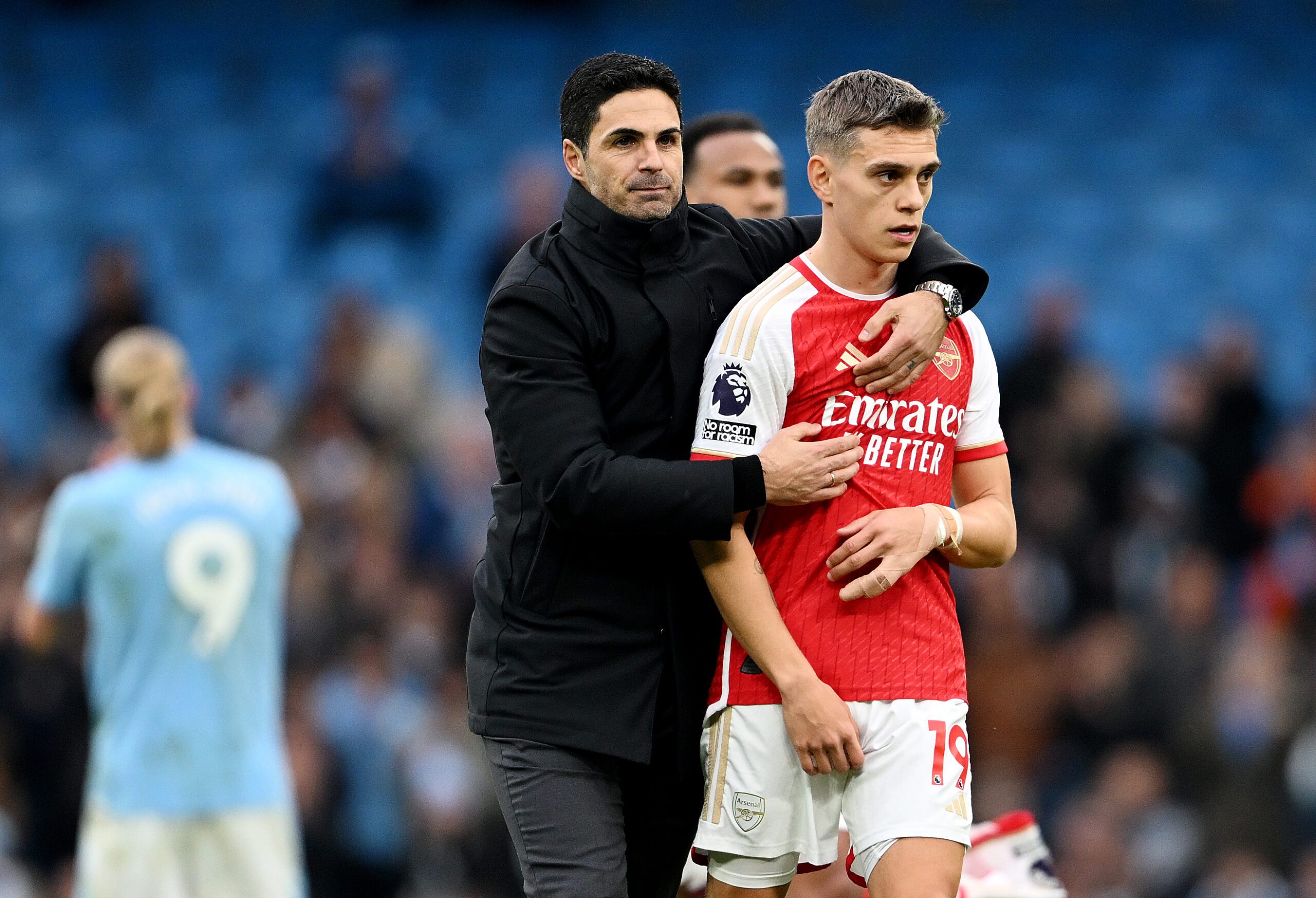 Mikel Arteta and Leandro Trossard. (Photo Credit: Arsenal Media).