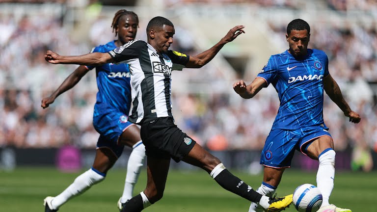 Newcastle United's Alexander Isak in action with Chelsea's Levi Colwill - Photo Credit : REUTERS