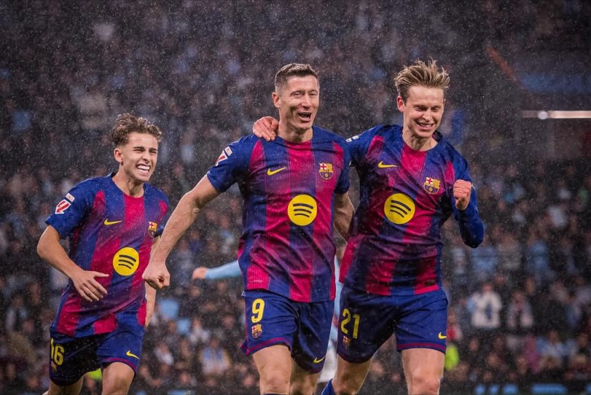 Lewandowski celebrates with his teammates (Photo Credit: Barca via X)