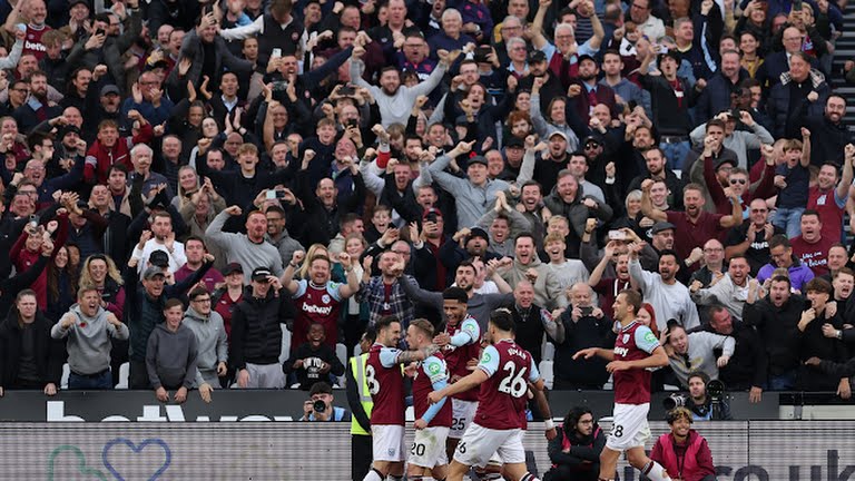 West Ham United's Jarrod Bowen celebrates scoring their second goal with teammates - Photo Credit : REUTERS