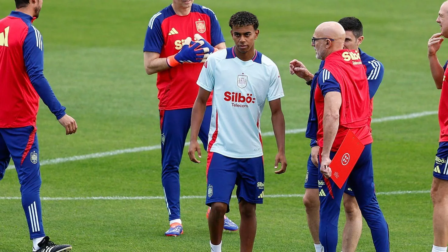 Luis de la fuente and Lamine yamal (Photo Credit: Spanish football facebook page)
