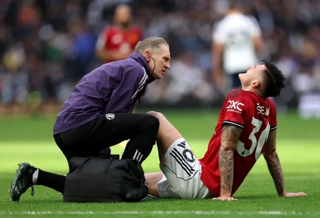 sesko down injured (photo credit: Man United Media)