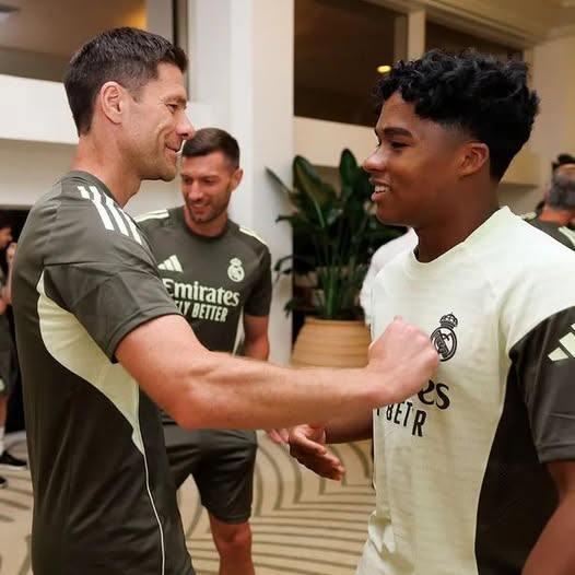 Xabi Alonso and Endrick (Photo Credit: Fabrizio Romano facebook page)