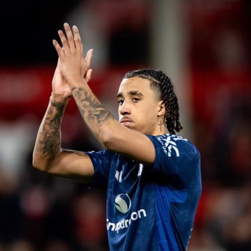 Leny Yoro (Credit: @ManUtd on X).