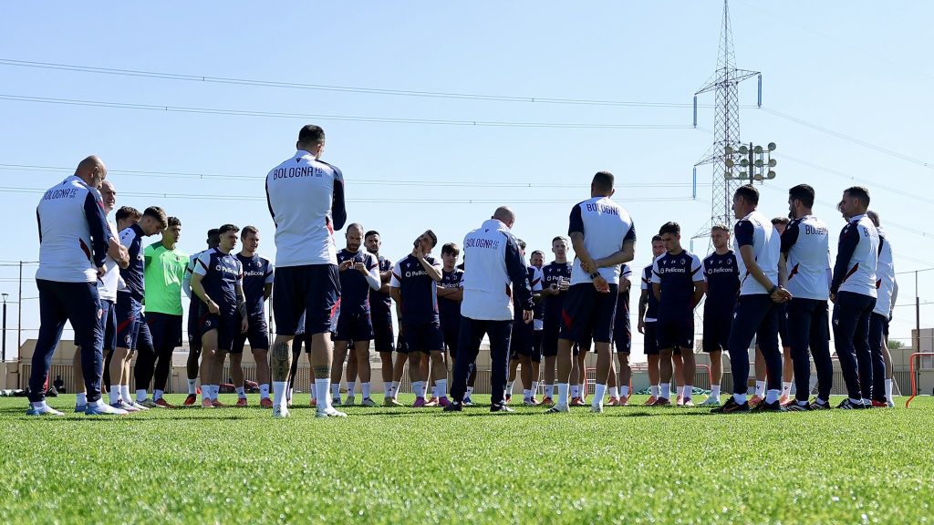 Bologna players and Cooaching staff in a training session (Photo Credit: Bologna fc via X)