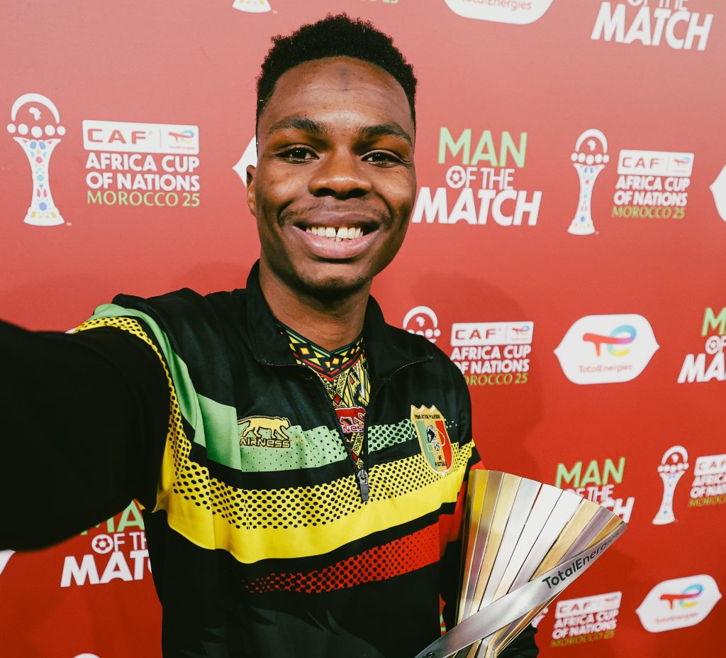 Mamadou Sangaré with his player of the game award (Photo Credit: CAF via X)