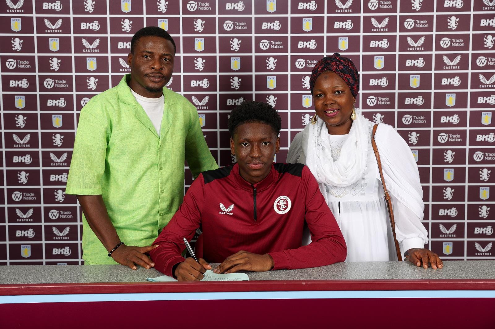 Jamal Jimoh-Aloba and family. (Photo Credit: Aston Villa Media).