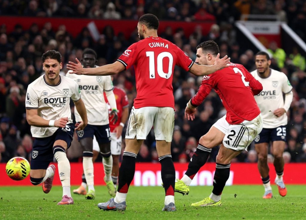 Matheus Cunha watches as Diogo Dalot shoots, (Photo Credit: Manchester United Media).