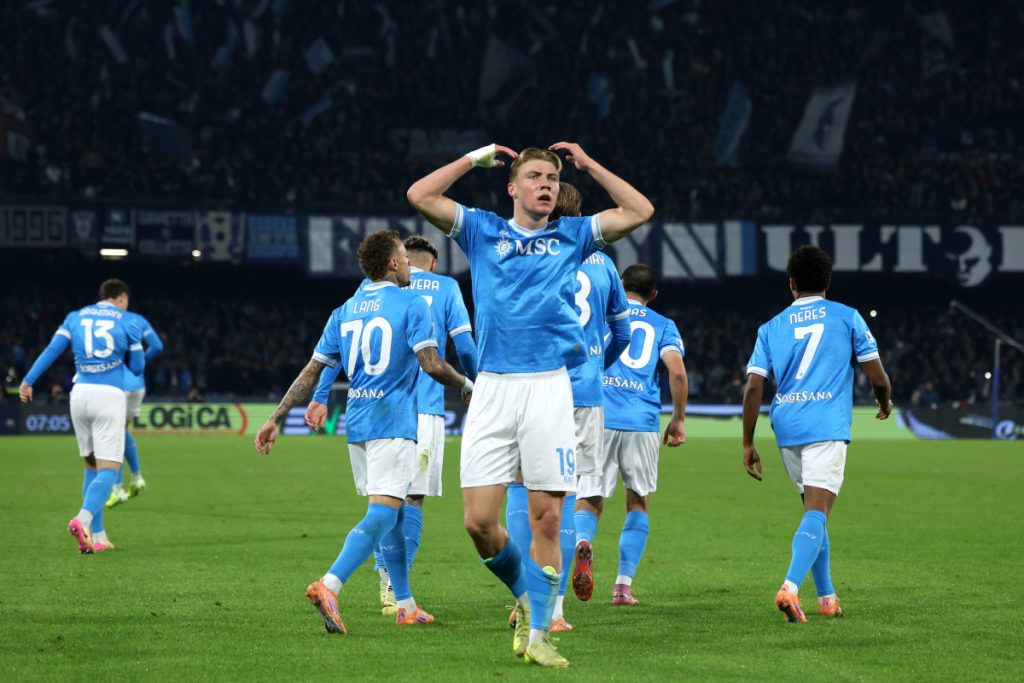 Rasmus Hojlund celebrates with Napoli Players celebrate after scoring his second (Photo Credit: Napoli media)