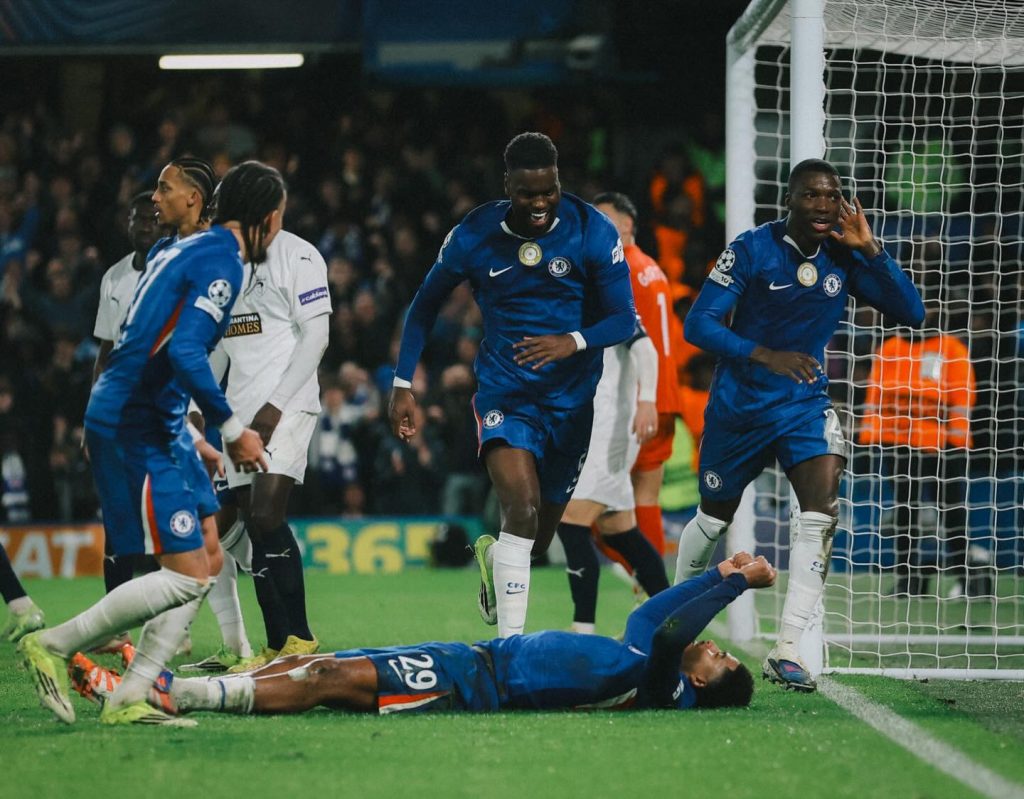 Moisés Caicedo celebrates with teammates after scoring(Photo Credit: Chelsea facebook page)