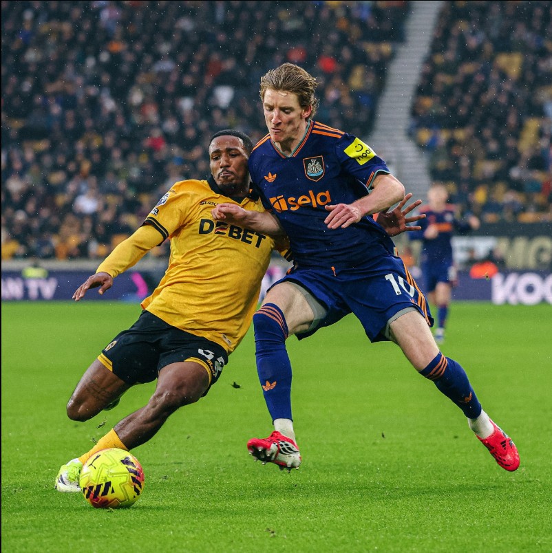 Anthony Gordon fights for the ball. (Photo Credit: Newcastle Media).