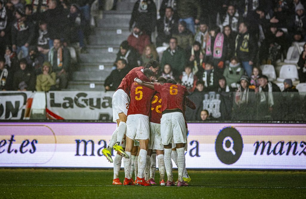 Valencia players celebrate (Photo Credit: Valencia Media).