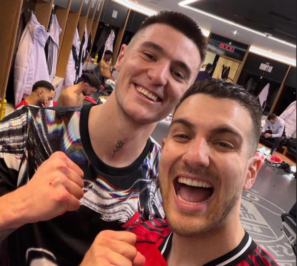 Dalot and Šeško smiling in United's dressing room- Photo credit: Fabrizio Romano via X