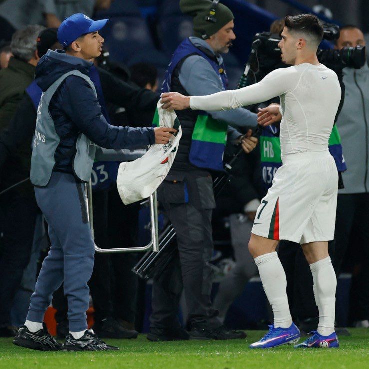 Pedro Neto giving the ball boy his jersey (photo credit: blue season daily via x)